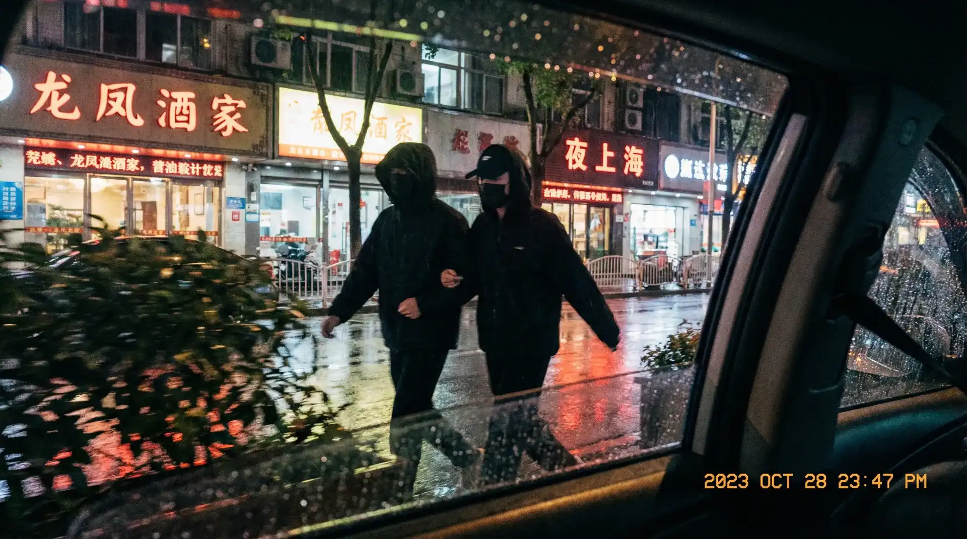 51轻量版 - 顶流明星深夜密会现场抓拍照片